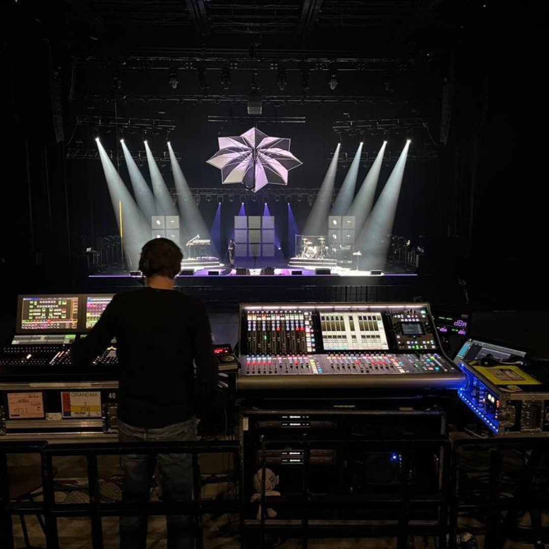 SAE_France's tweet photo. 🚀 Rencontre avec @florentlivet, technicien son en charge du concert d'Hoshi à l'Arena de Bordeaux.

👏 Un grand merci à @artsymoods pour le temps et les échanges😊

#WeAreSAE #SAEBordeaux #ecoledeson #ecoleaudiovisuel #audiovisuel https://t.co/WvFf5SNHmX