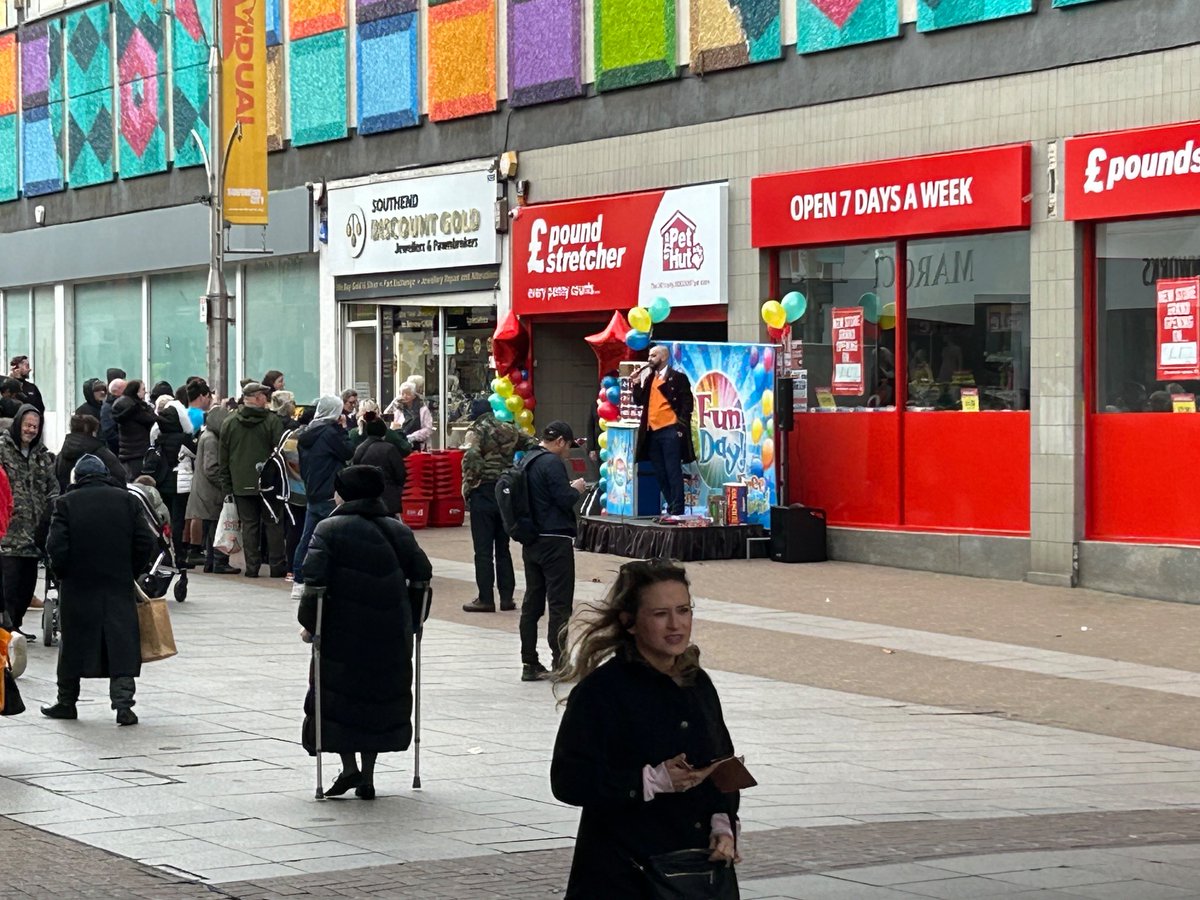Southend-on-Sea high street, ladies and gentleman, where a tuppeny ha'penny Willy Wonka knock off is geeing up the 'crowd' (all 12 of 'em) before @southendmace1  grandly opens the new Poundstretcher.

Utterly fucking pathetic.