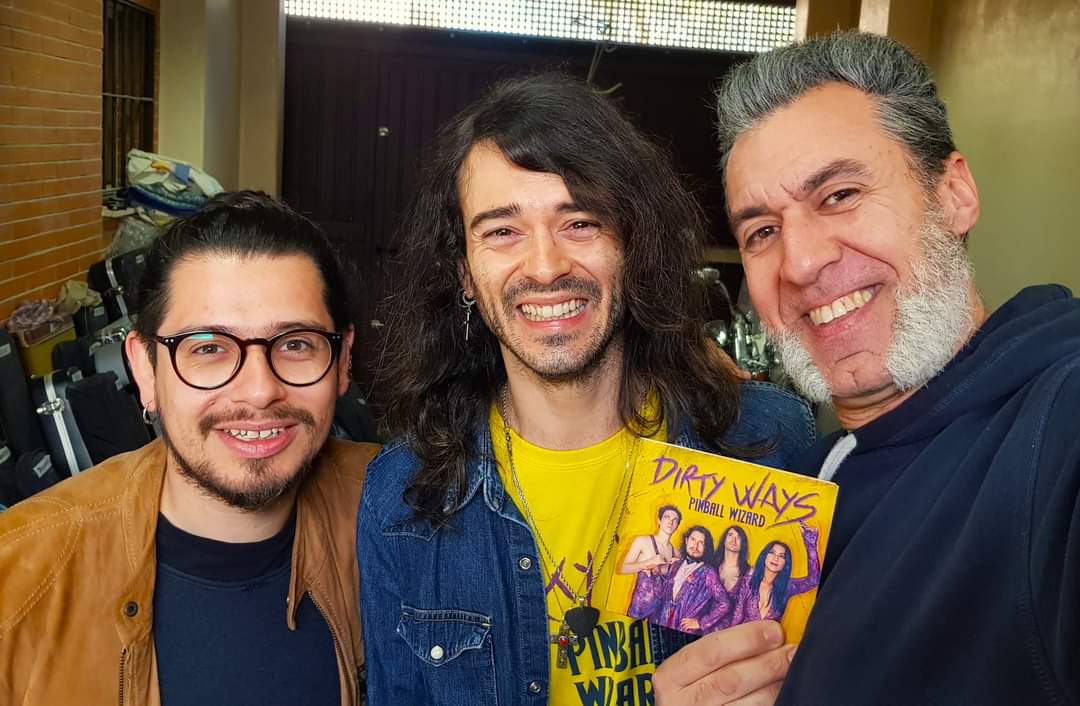 Ayer visité junto a <a href="/David_Gatica/">David</a> el taller SonarQ de Frank Escuálido, mi luthier de confianza y sobre todo, un gran amigo. Le dejamos algunos juguetitos y también, el último álbum de <a href="/pinballwizardbd/">Pinball Wizard</a>: 'Dirty Ways' 💛💜 

¡Muchas gracias por sacarme siempre esa gran sonrisa! 😘