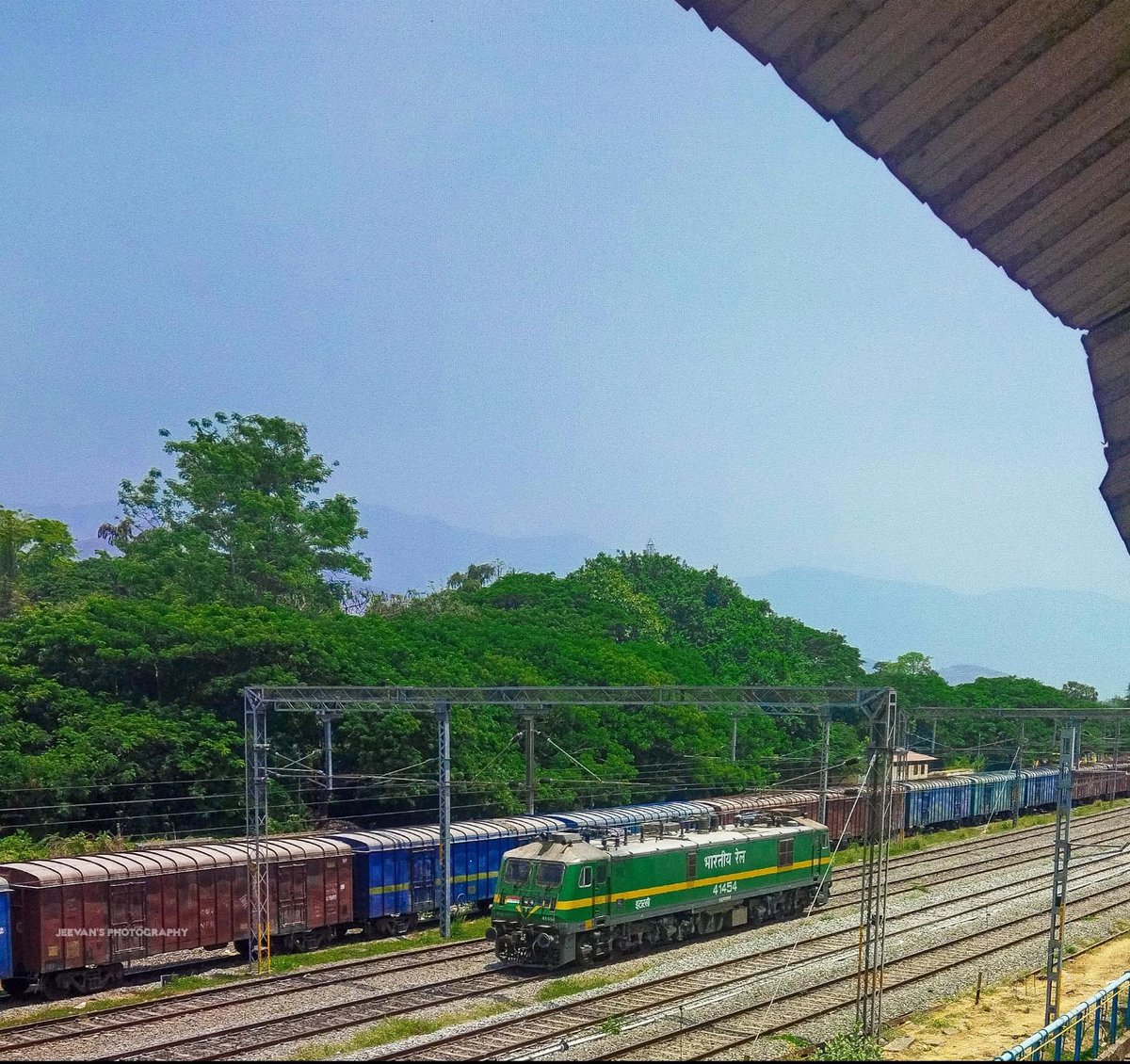 Guess the loco spotted at Palakkad?

PC: @jeevanz2me

#drmpalakkad #trainspotting #railphotography #scenicview #IndianRailways

@RailMinIndia @GMSRailway