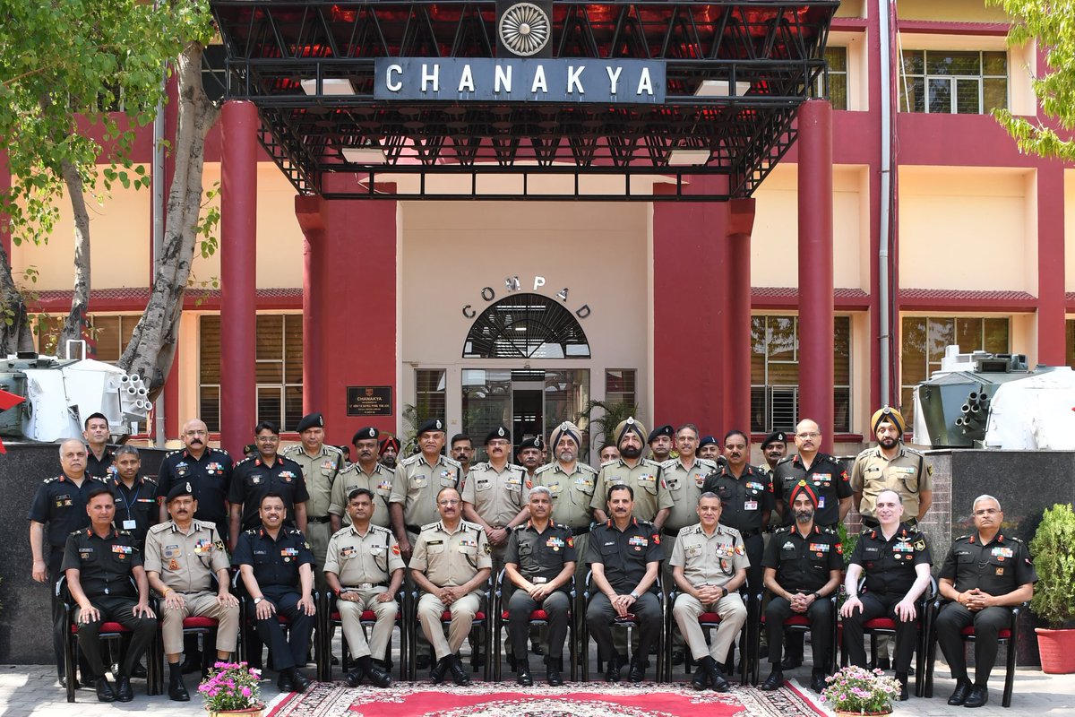 #JointnessAndIntegration #ArmyWesternCommand & #BSFWesternCommand Synergy Conference held at HQ #WesternCommand. Issues of convergence discussed to enhance operational efficiency. Aspects of training, equipment profile & border management challenges deliberated. @adgpi