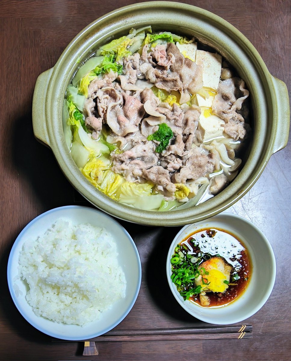 c_aki777's tweet image. 今日の夕食は水炊きにご飯です！今日一日寒かったので、鍋にしました。野菜が高いので、残すことなく全て食べたいと思います👍大根の量はちょっとだけ少なくしておきました。節約も大事なので😅ご馳走様でした🥢😋🥢#おうちごはん #夕食 #晩ご飯 #鍋