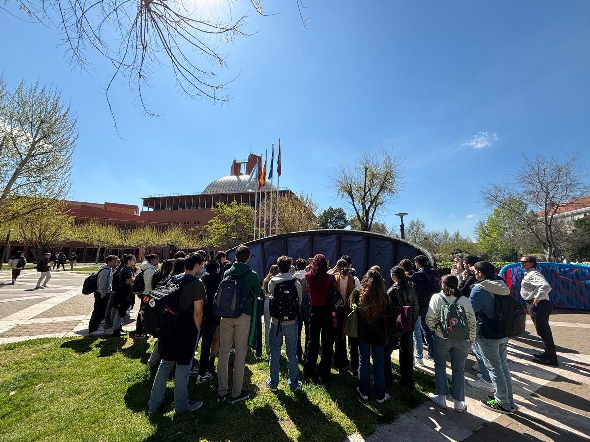 Una cometa real de 40 metros cuadrados que sirve para producir energía limpia. Eso se pudo ver el pasado jueves en el Campus de Leganés de la @uc3m, en un evento organizado por la Universidad en colaboración con @CTengineers y @AirborneWindEU