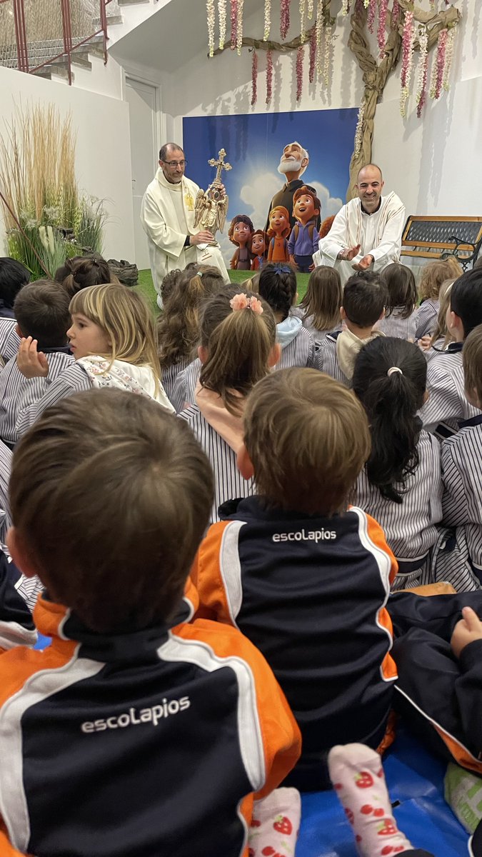 Hoy nos ha visitado el Ángel de Aralar. Con su visita nos recuerda una grandísima noticia: ¡Jesús ha resucitado!
Gaur Aralarko San Mikel Santua bisitatu gaitu. Bere etorrerak berri garrantzitsu bat gogoratzen digu: Jesus piztu da!