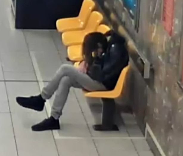 Wie herkent deze personen? #diefstal met geweld in het metrostation Louiza in Brussel op 18/10/2023. #video #faroek tinyurl.com/yuejtdd4