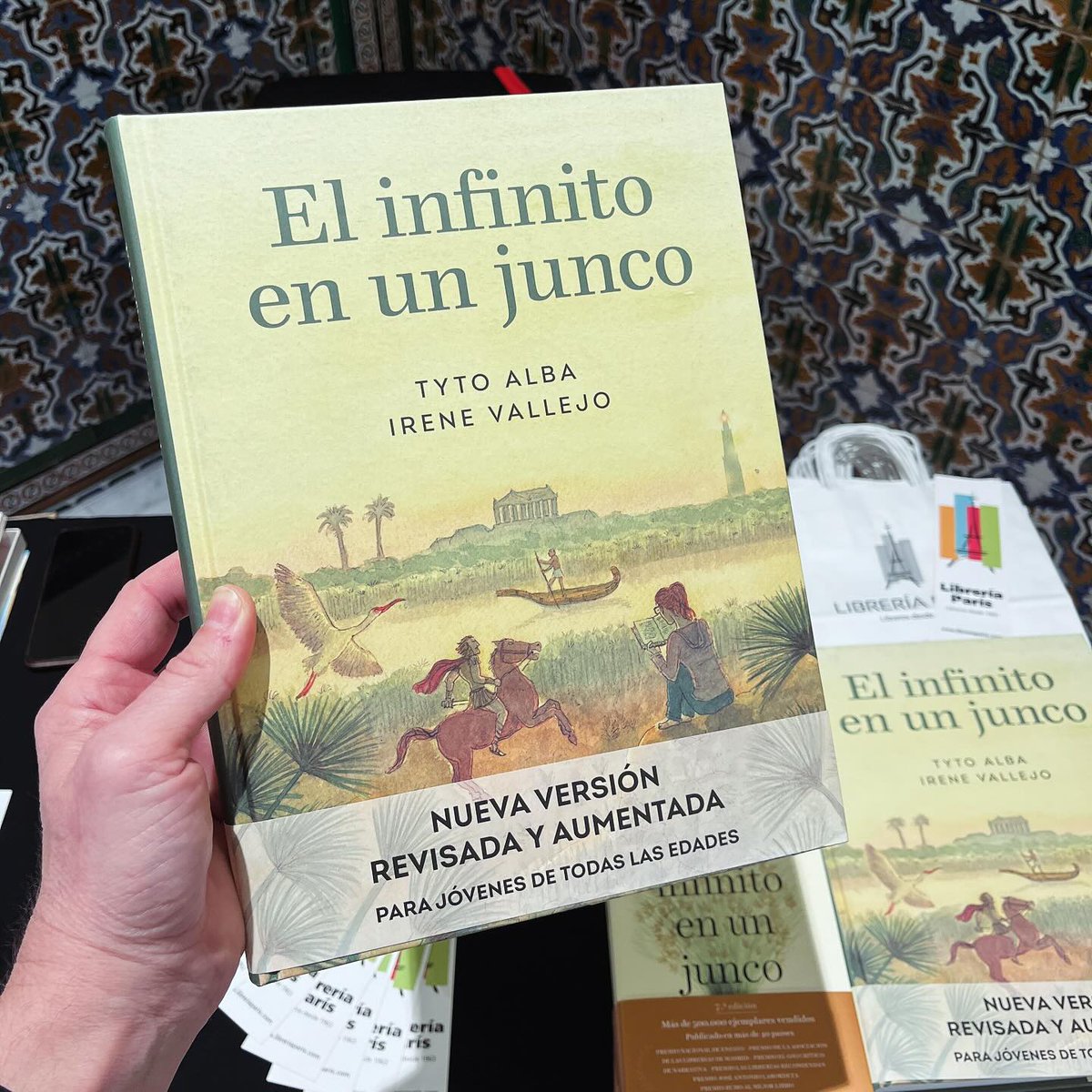 📸 Unas fotografías de la presentación ayer de la adaptación gráfica de 'El infinito en un junco' de @irenevalmore ilustrada por Tyto Alba, de @debatelibros. Les acompañó Héctor Oliva, profesor de la @_usj_. Allí estuvimos con la venta de ejemplares. 📖libreriaparis.com/libro/536021/i…