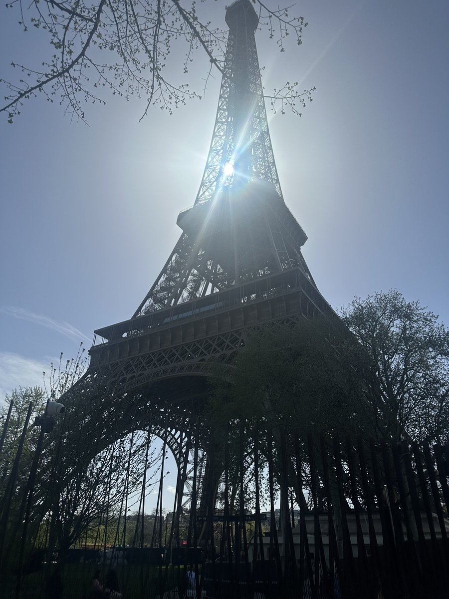 xalroba's tweet photo. #paris #eiffel https://t.co/y2oCP8XvOT
