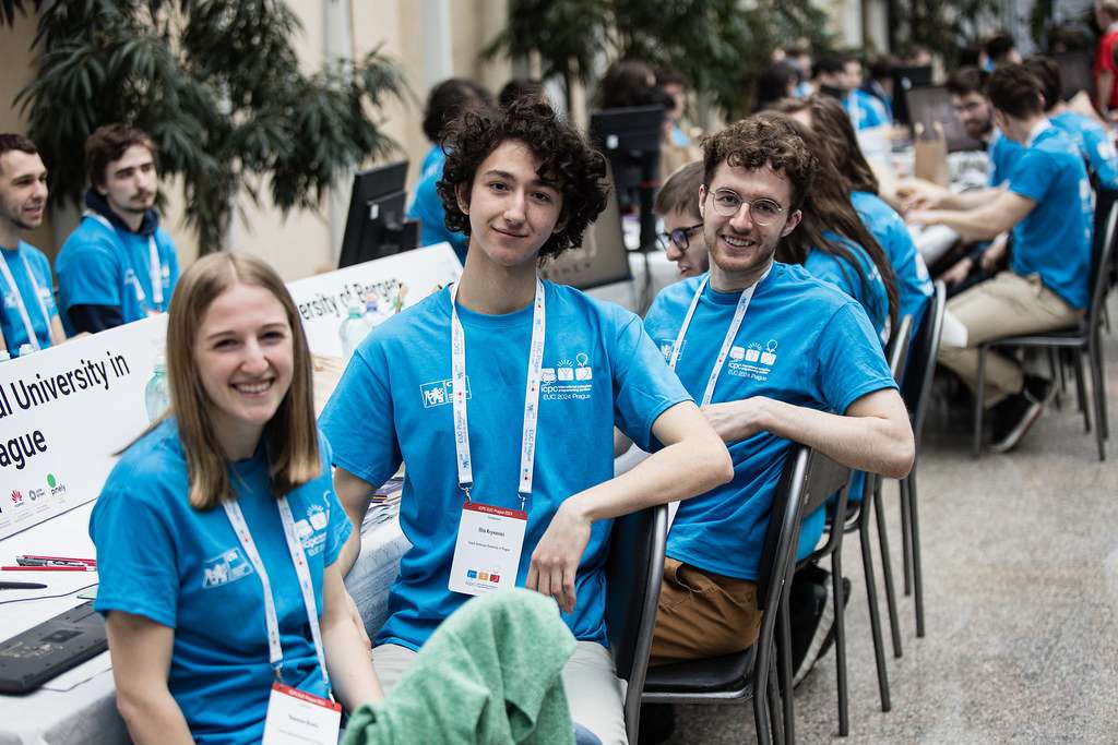 #UspechyFIT Tým @CVUTPraha byl nejlepším týmem z ČR univerzit na Evropském mistrovství v programování (#ICPC). 🙌 ČVUT reprezentoval tým caCTUs ve složení Jaroslav Urban (FIT ČVUT, @JaroslavUrbann), Yasmine Briefs a Illia Kryvoviaz (FEL ČVUT). Více: fit.cvut.cz/cs/zivot-na-fi…