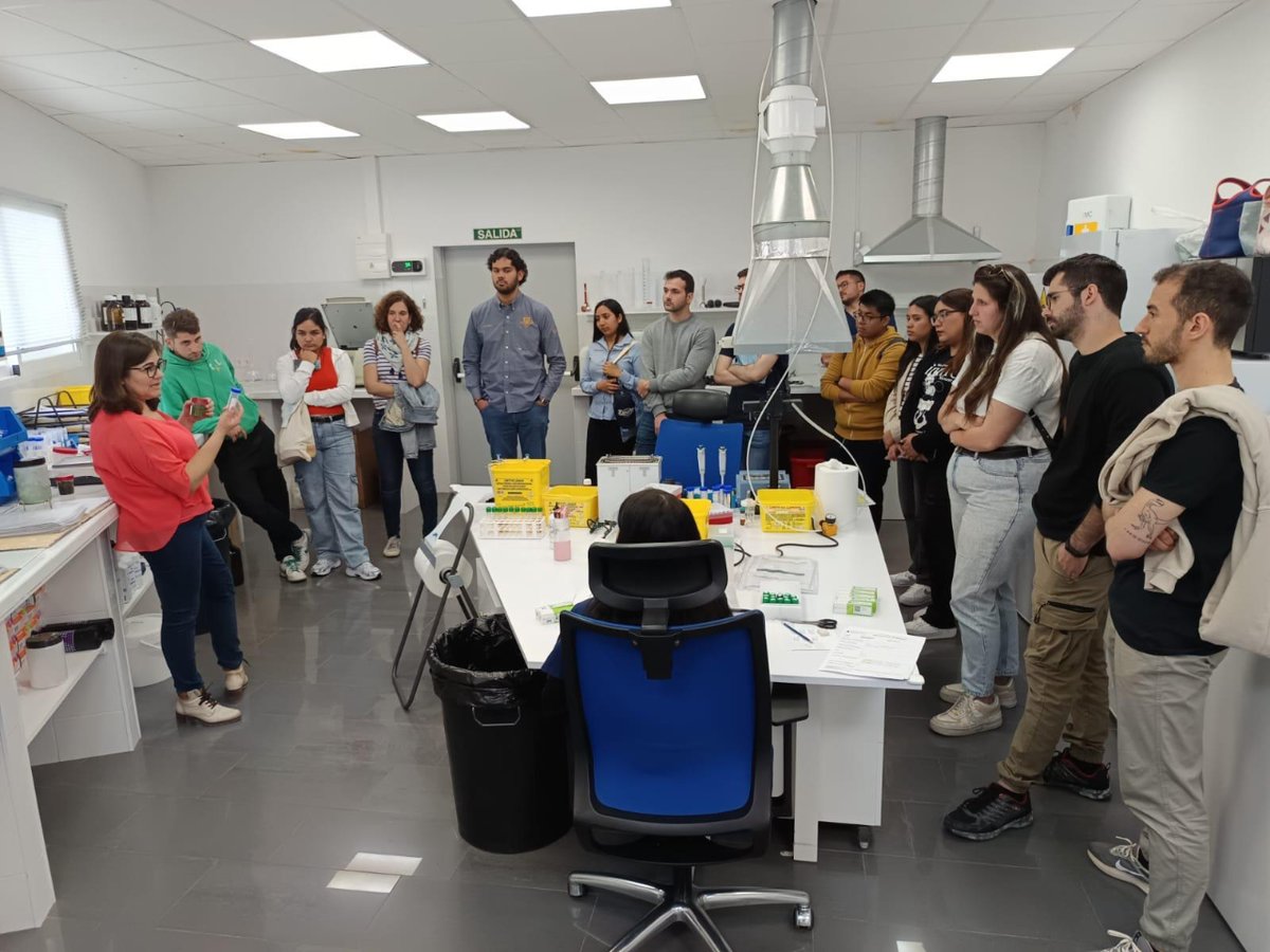 Este viernes, nos visitaron los estudiantes de Ingeniería Agrónoma de la <a href="/UPCToficial/">Universidad Politécnica de Cartagena | UPCT</a>.

Hicimos un tour por nuestras instalaciones y les mostramos las técnicas que utilizamos para el análisis de riqueza de fertilizantes y residuos de plaguicidas en productos vegetales.