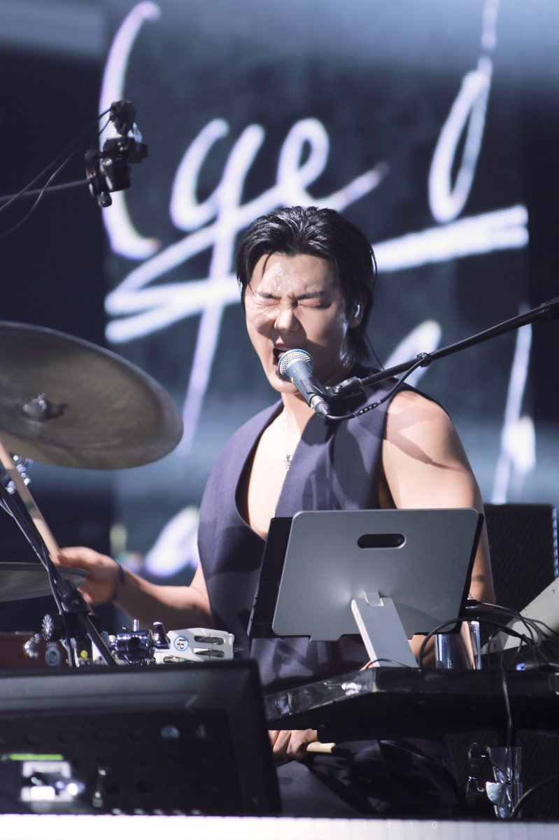 04/05/24 CNBLUENTITY in Kaohsiung Day1 💙 Same day Same person but different vibe !!!! @MR_KANGGUN 🥁💙🫶🥰 #KANGMINHYUK #CNBLUE Lovely vs Sexy