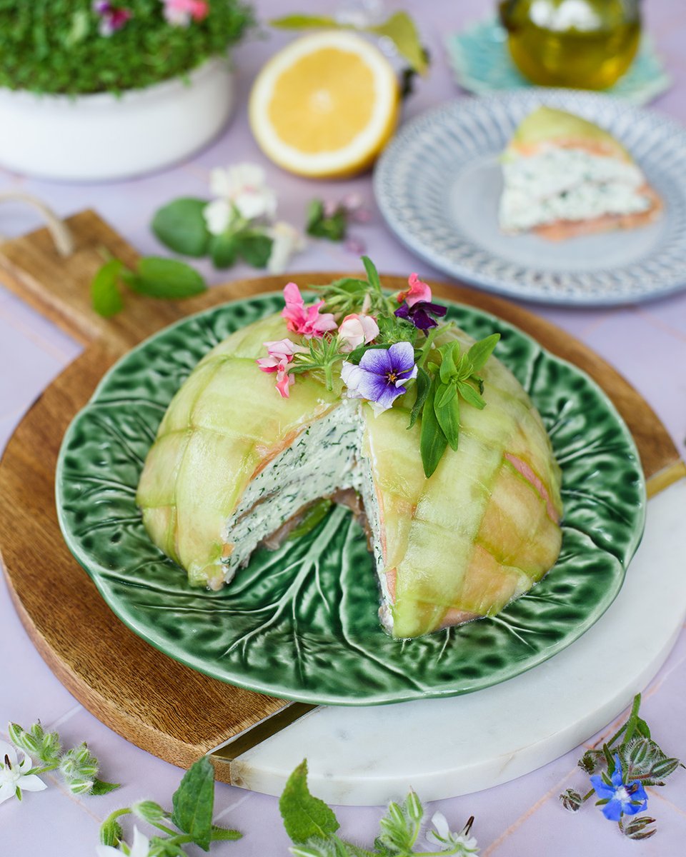 Une entrée aussi jolie que fraiche : une charlotte au concombre, saumon fumé et fromage de chèvre frais aromatisé aux herbes fraiches. 
La recette à retrouver ici : turbigo-gourmandises.fr/charlotte-conc…
