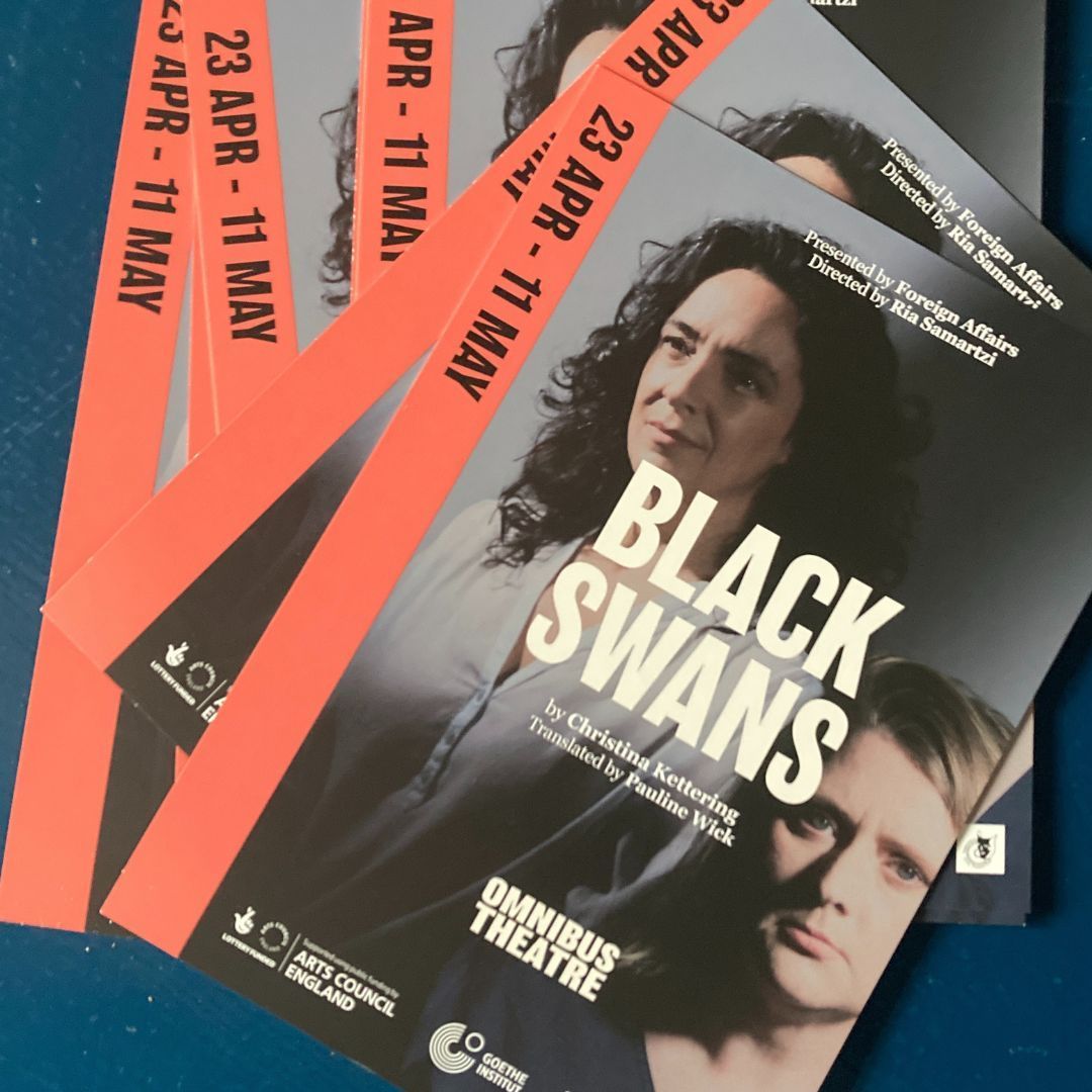 Have a peek at our fabulous flyers for the UK premiere of #BlackSwans by Christina Kettering, translated by @wick_pauli, directed by Ria Samartzi. Showing @OmnibusTheatre from 23 Apr to 11 May. Preview performance on Tue 23 Apr with £10 tickets. 🎟️ bit.ly/BlackSwans24TIX