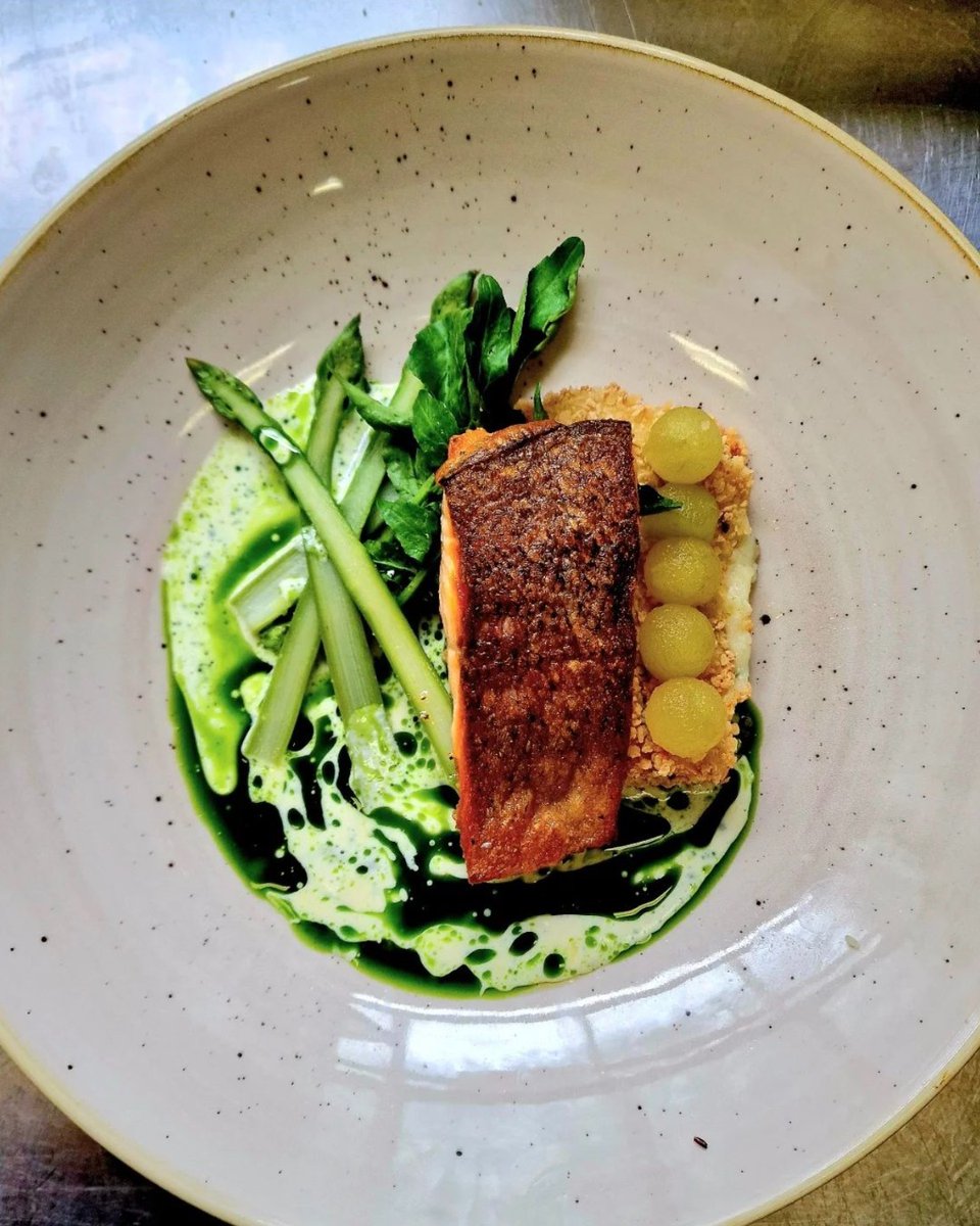 We love a seasonal plate especially this one from St James Tavern Winchester 👏

"Using some fantastic produce from @harvestfinefoods and @newforestfruit with the outcome being a fillet of chalk stream trout, local watercress, rosary goat's cheese, asparagus and apple." 😍