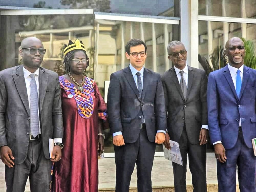 À l'occasion de sa visite d'état en CIV🇨🇮, l'honneur a été pr @cpdefm_ong de prendre le p'tit déj avec M. @steph_sejourne ,Ministre🇨🇵 des Affaires Étrangères.
L'occasion a été pr notre Présidente Yavo Marie-Thérèse, de présenter le Programme #GSL, financé par la @livingdemocracy