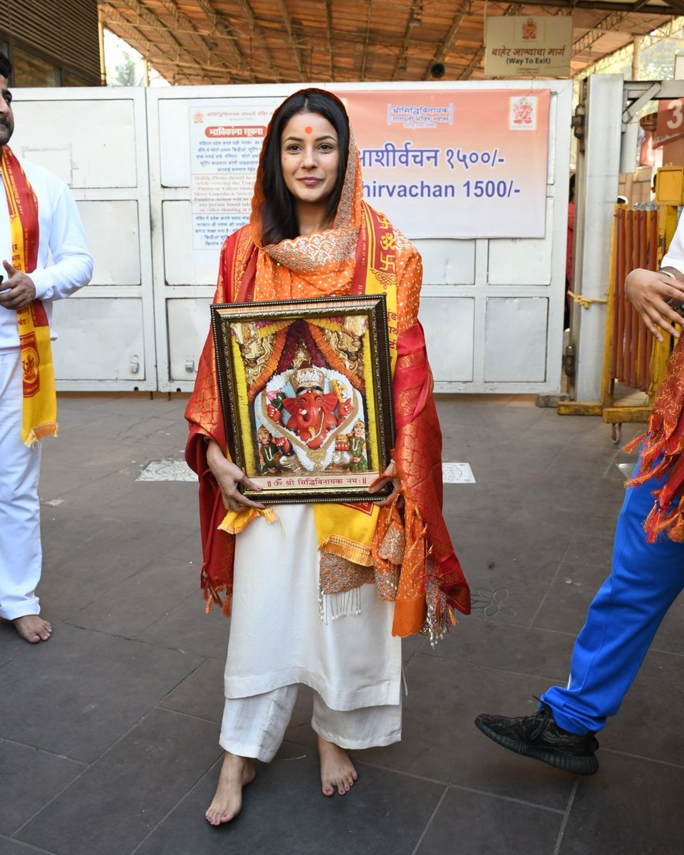 Shehnaaz gill Seeking blessings at Siddhivinayak temple before her debut solo track @ishehnaaz_gill #shehnaaz #shehnaazkaurgill #shehnaazsong #ShehnaazGill #sidhivinayaktemple