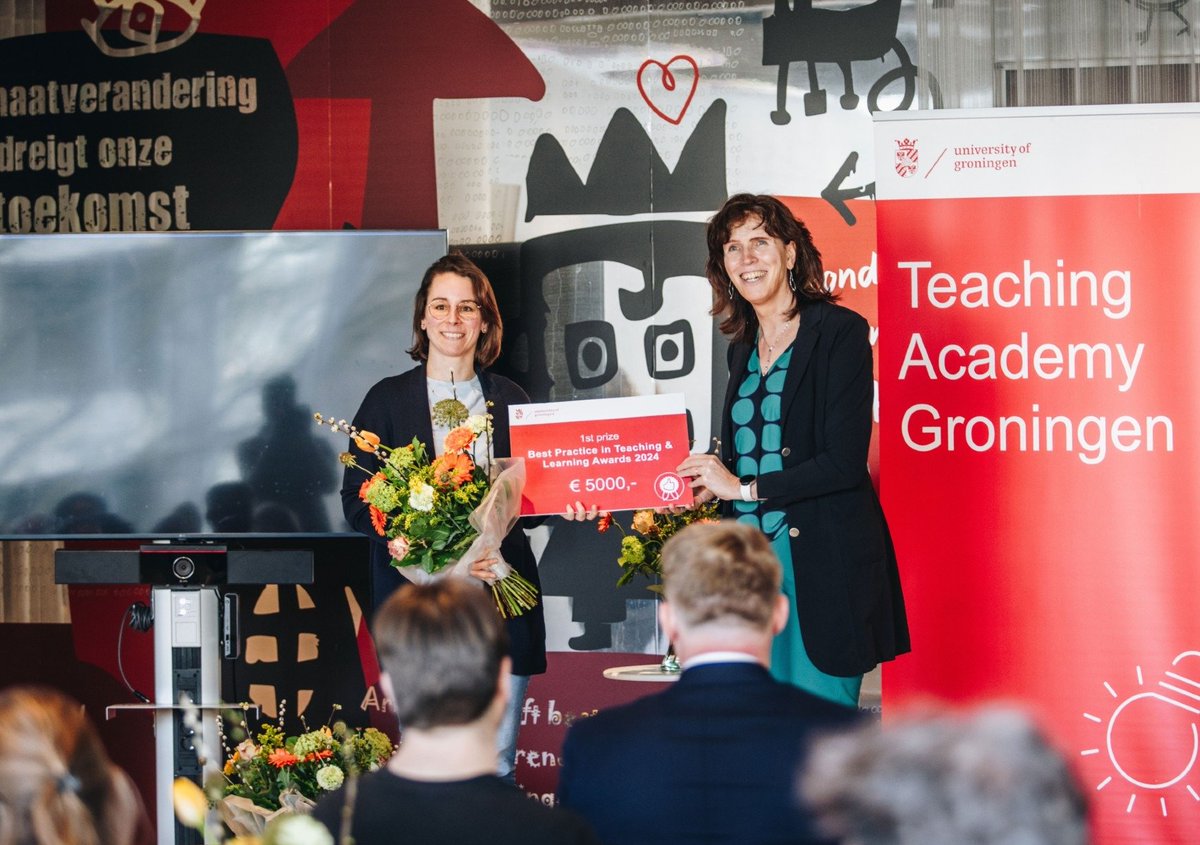 Door organisaties met studenten te verbinden om actuele problemen op te lossen, zorgt Kirsten van den Bosch voor een belangrijke brug tussen theorie en praktijk 🌉 Ze won hiervoor de Best Practice Award (@TeachingAcadem3). Lees meer over haar idee 💡👇 rug.nl/about-ug/lates…