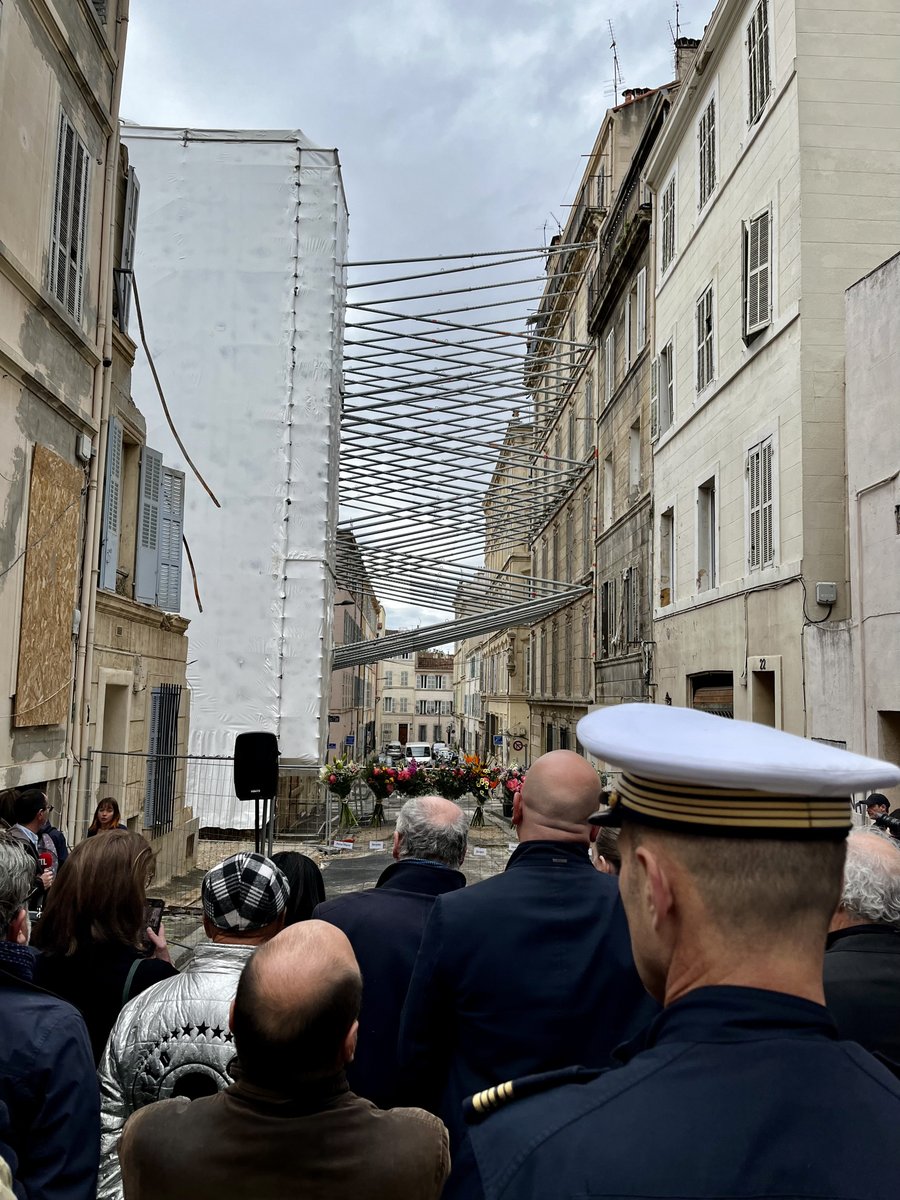 Il y a un an, Marseille se réveillait sous le choc, après l'explosion de la rue Tivoli. 
Aujourd'hui, nous célébrons la mémoire des huit victimes. Nos pensées vont à leurs familles et amis, à celles et ceux délogés, aux familles qui n'ont pas encore retrouvé leur logement.