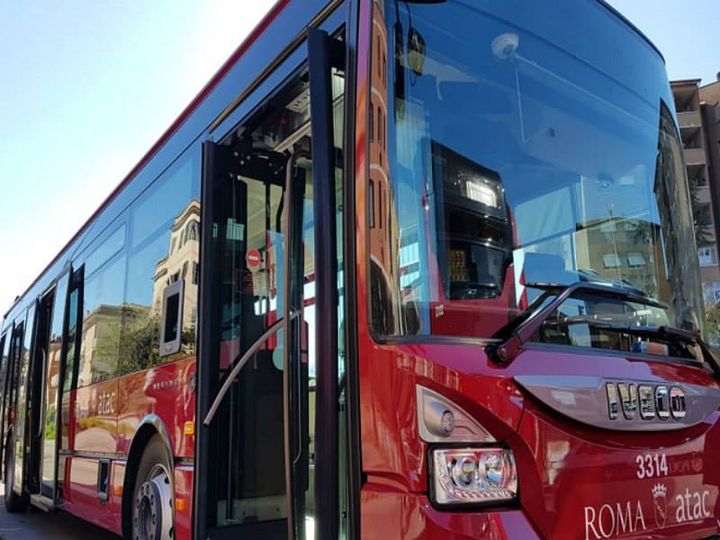 Roma's tweet photo. 🚌🚇🚋 #Mobilità: giovedì 11 aprile, dalle 20 alle 24, possibili stop linee #Atac, #RomaTpl, ATI per lo sciopero nazionale di 4 ore.

📌Sulla rete #Cotral, le 4 ore di sciopero saranno invece dalle 13 alle 17.

📌Gruppo #FsItaliane dalle 9 alle 13.

 ℹ️👉https://t.co/gCErOuxMxf https://t.co/uS0lN6JhLk