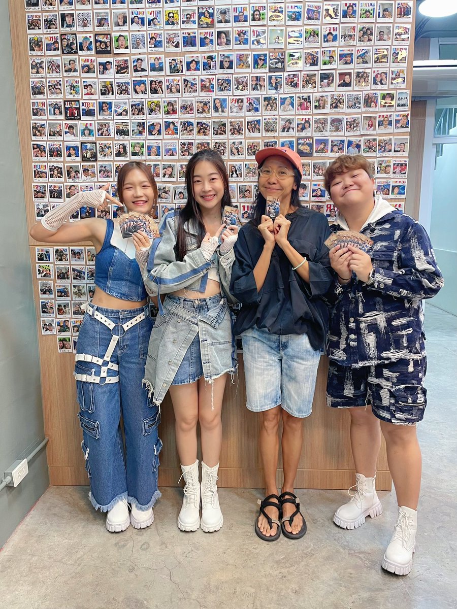 GPS_TrackingU's tweet image. ขอบคุณทาง @ThisisCatRadio ที่ให้โอกาส GPS ได้เข้าสัมภาษณ์โปรโมทเพลงซิงเกิ้ลล่าสุดนะคะ 

สามารถรับชม คนเคยดี (Eh?!) | Official MV ได้ทาง
YT : GPS (@ GPS.official)
🔗 youtu.be/BR_2Hoz-lNw?si…
และรับฟังได้แล้วทาง Online streaming ทุกแพลตฟอร์ม

#GPStrackingyou
#catradio
#catinterview