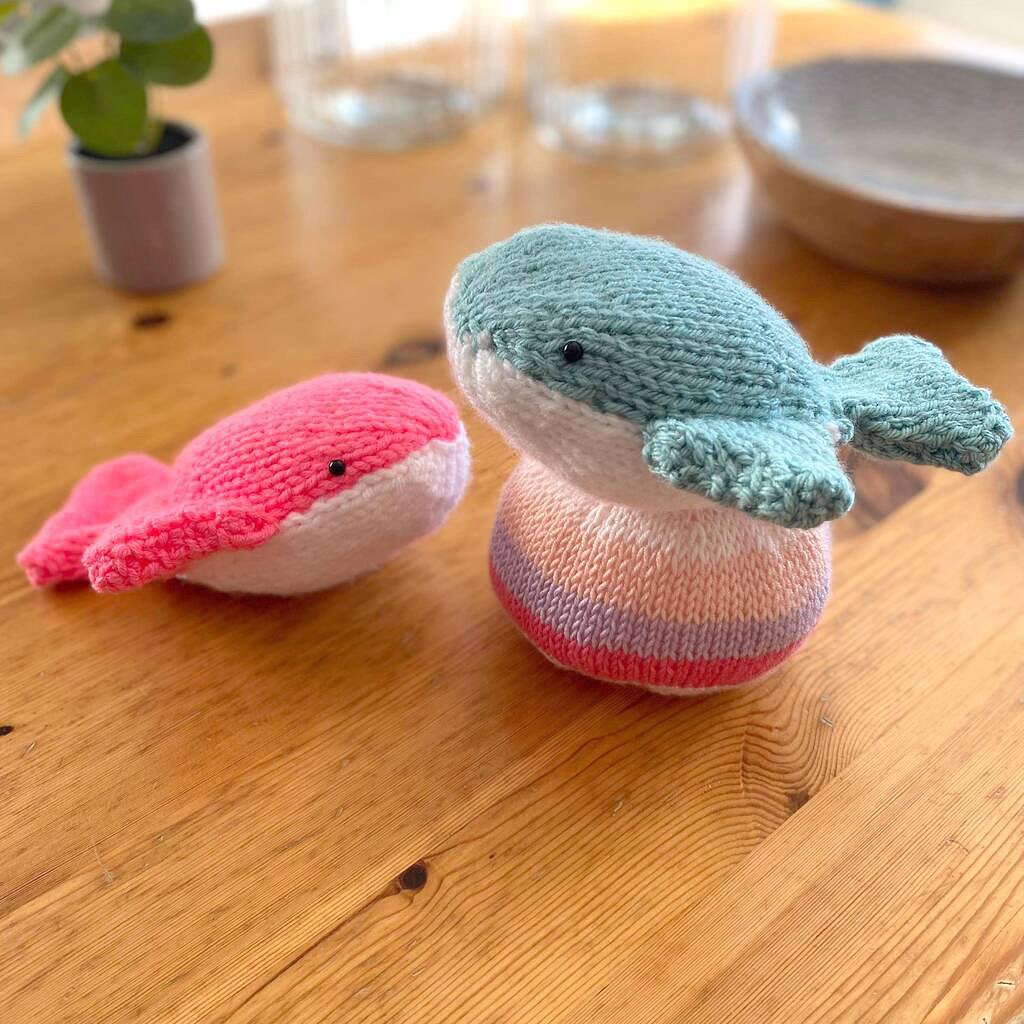 The requested knitting pattern for a B I G version of these little guys is very nearly ready! He’s so chunky that I just need to find somewhere large enough to photograph him… 🐳
#knittersoftwitter #knittingpatterns #whales