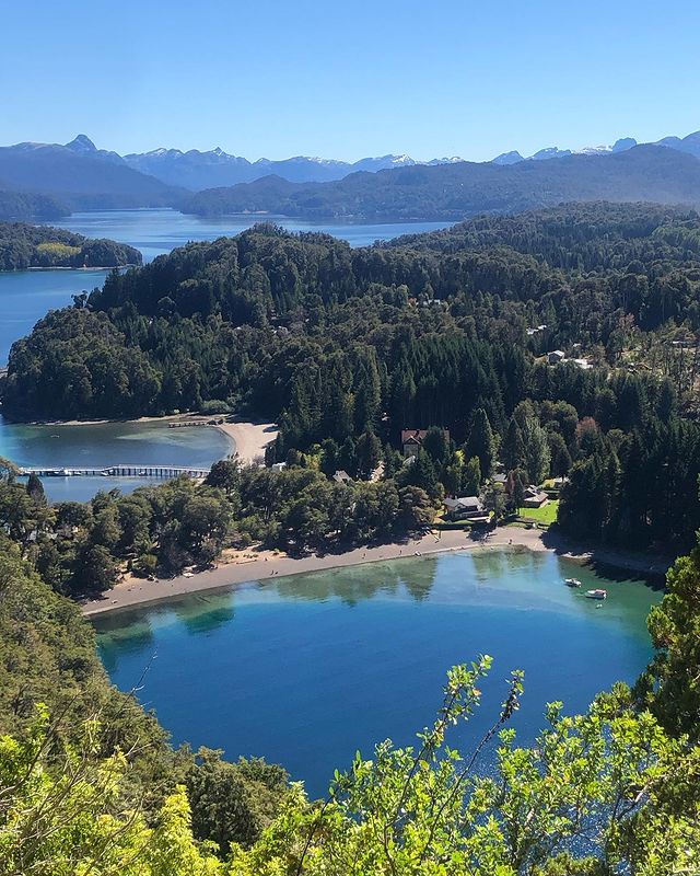 Pronto se empieza a teñir la Villa linda. Paisajeamos? #VillaLaAngostura, La Brava y parte de La Mansa para enamorarse. Paraíso neuquino así, con los brazos abiertos. #keilaberta 👏🏼 #BuenMartes twitter! Patagonia Argentina nomás!🧉☕⛵🍂