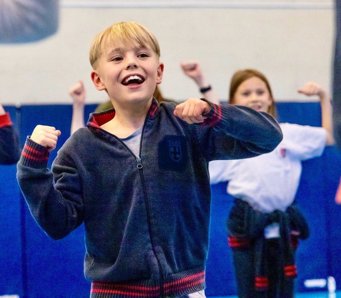 EI_cure_project's tweet image. Another #repsforrarechallenge during PE class! 🏃‍♂️🏃‍♂️🏃‍♂️

We had a special visit from @firstLadyD4 🤩 THANK YOU for your support and for making Capri’s day! 🌺

Please DONATE to fund research for Epidermolytic Ichthyosis (EI) ❤️‍🩹
eicureproject.com/donate

Thank you 🥰

#eicureproject