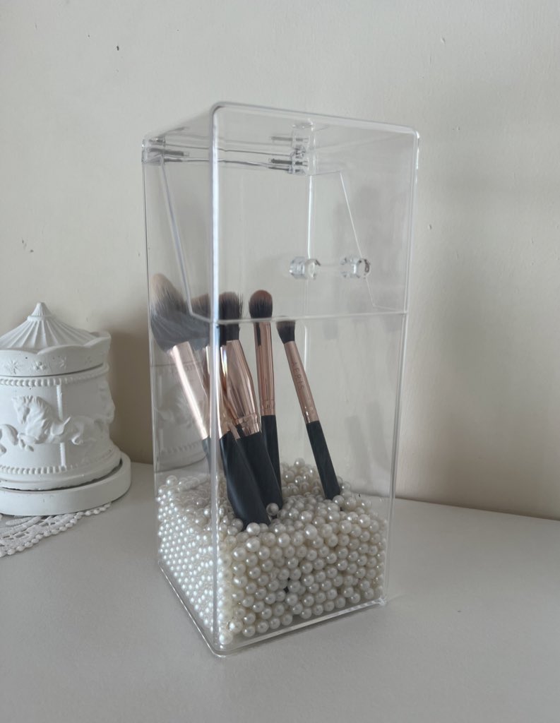 lucu bgt aku abis beli brush organizer yg dapet mutiaranya kayak ginii😭 bisa ditutup jugaa jd anti debuu