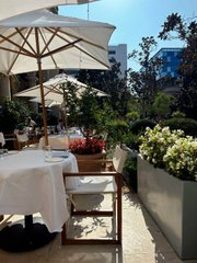 Anna76116038's tweet photo. Los Angeles~ The Terrace, a beautiful European-style garden restaurant in Beverly~ https://t.co/kgwMajiB3U