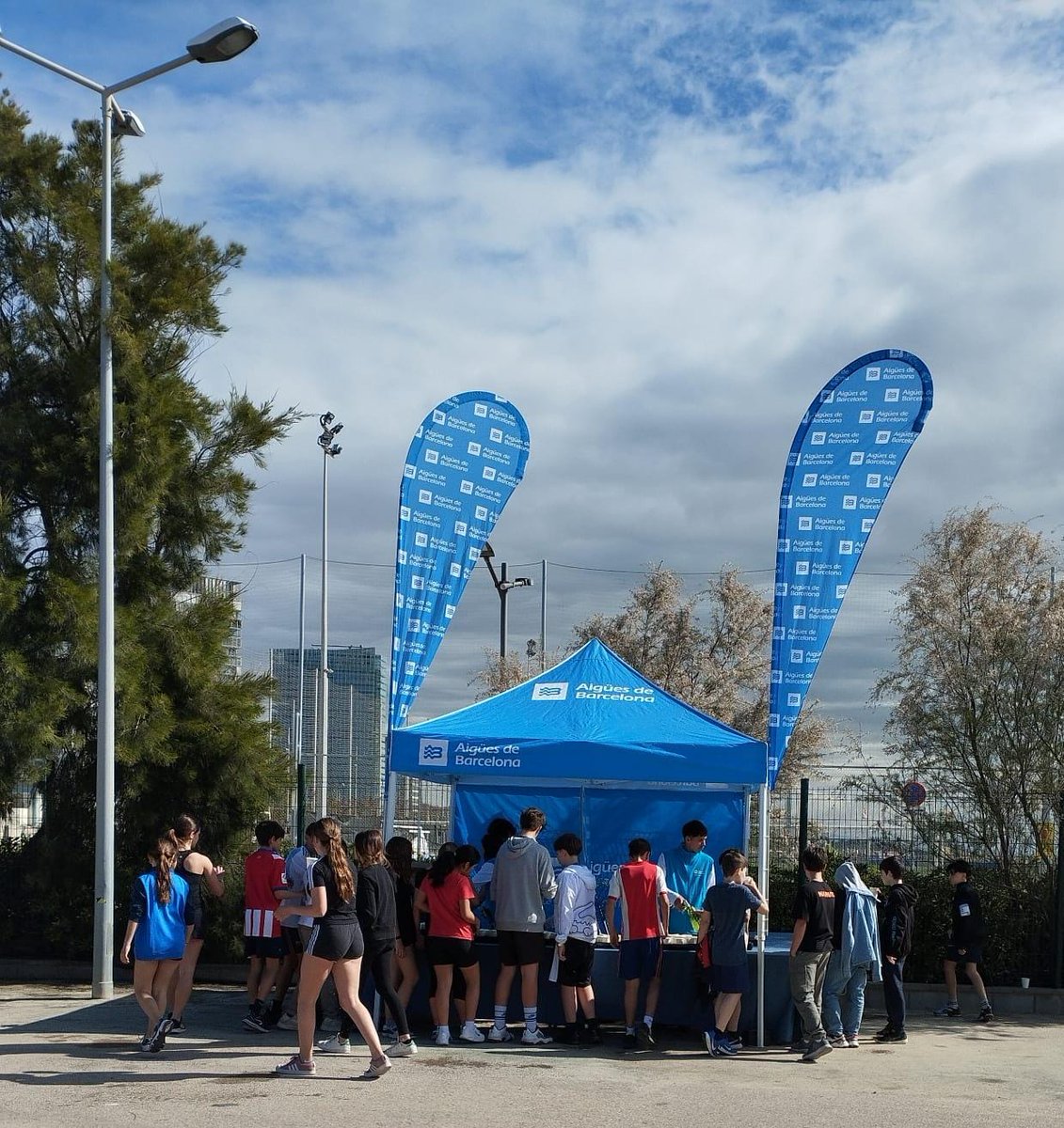 El CEM de La Mar Bella acull una nova edició del Raid Atlètic organitzat per @elconsell! Avui i demà els nens i nenes tastaran un seguit d’activitats de forma rotativa per consolidar la seva passió per l’atletisme.