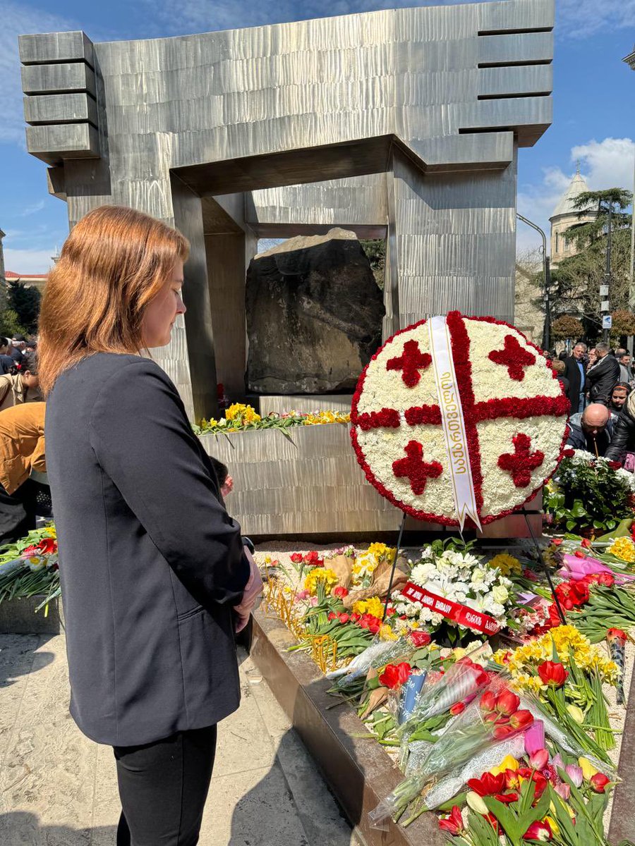 DKAmbGeorgia's tweet photo. Today, the Day of National Unity, I joined 🇬🇪 in commemorating the sacrifices by those who fought for Georgia’s freedom & who symbolize the unity & strength of the 🇬🇪 nation. On this day in 1989, Soviet troops deadly dispersed peaceful demonstrators in Tbilisi fighting for their freedom & independence🕯️