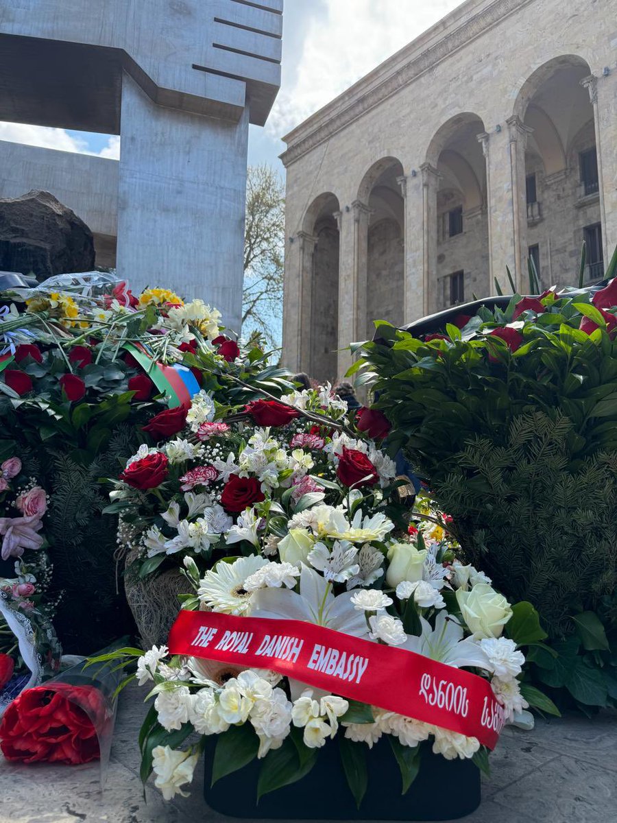 DKAmbGeorgia's tweet photo. Today, the Day of National Unity, I joined 🇬🇪 in commemorating the sacrifices by those who fought for Georgia’s freedom & who symbolize the unity & strength of the 🇬🇪 nation. On this day in 1989, Soviet troops deadly dispersed peaceful demonstrators in Tbilisi fighting for their freedom & independence🕯️