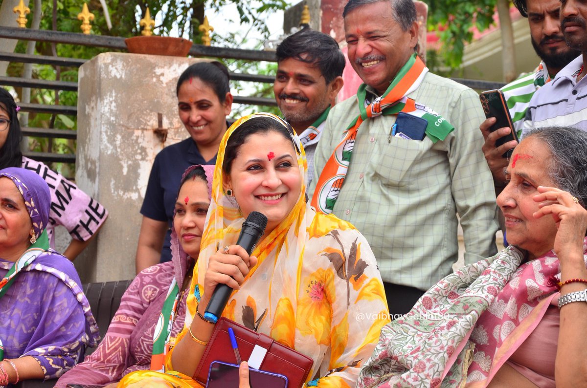 VaibhavGehlot80's tweet photo. शक्ति उपासना के दिन मातृ वंदना!

आज जालोर के वार्ड नं 1 में आदरणीय माता जी व धर्मपत्नी ने देवीपूजा के महोत्सव पर बेटियों, बहनों व माताओं से संवाद किया।

इस दौरान सभी से गृहस्थी की खुशहाली और तरक्की के लिए कांग्रेस को वोट देने की अपील की। https://t.co/abDZXX9nwE