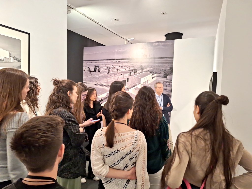 Hoy un grupo de alumnos y alumnas de @ArqURJC ha tenido la suerte de ver la exposición sobre Poblados de Colonización en @museoico de la mano generosa de su comisaría y comisario, Ana Amado y Andrés Patiño. Gracias!