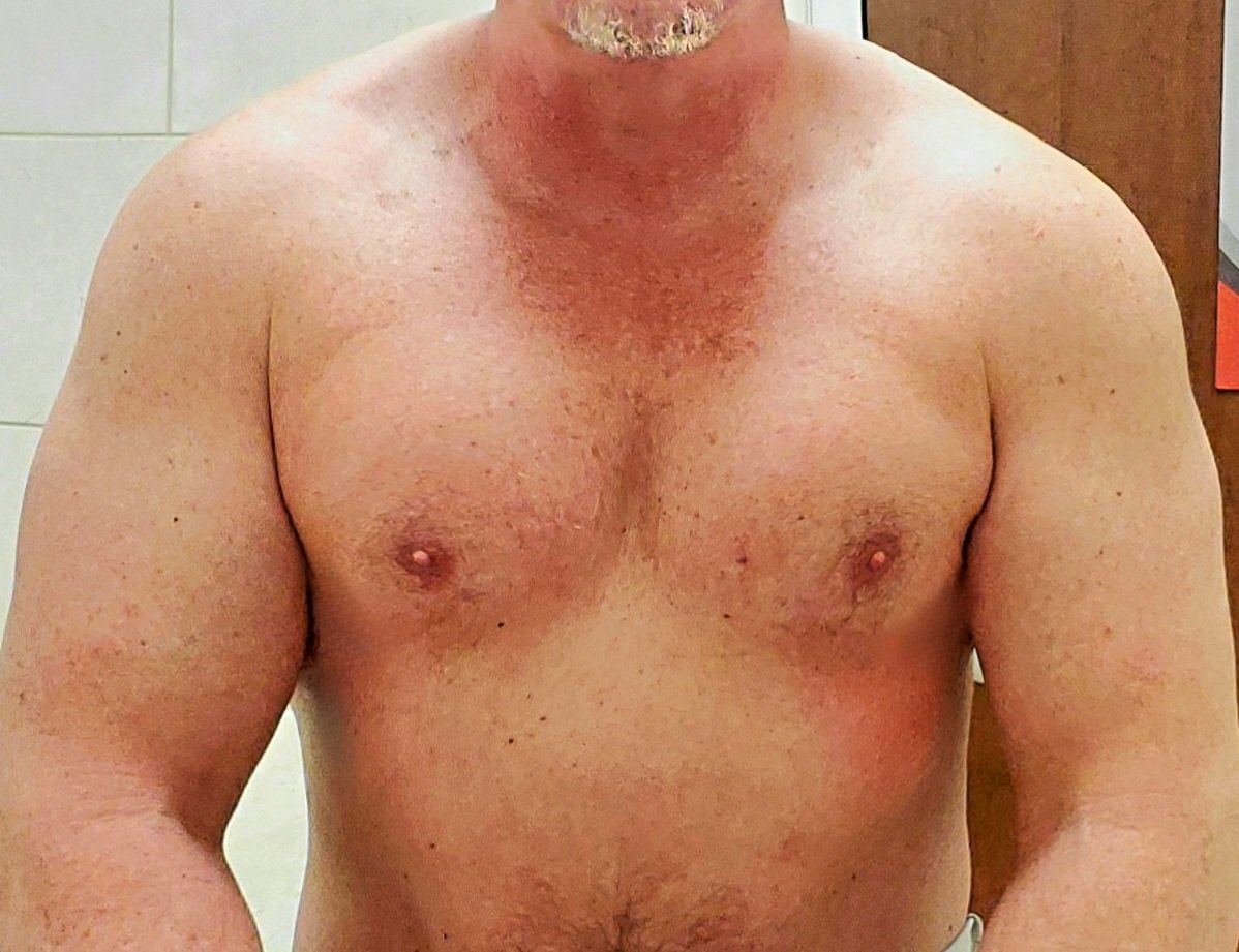 #tittytuesday I was not blessed with great chest genetics but I'm making some progress. Been really focusing on pressing from rhe incline and I think it's working. #dadbod #gaywrestler #wrestlingdad