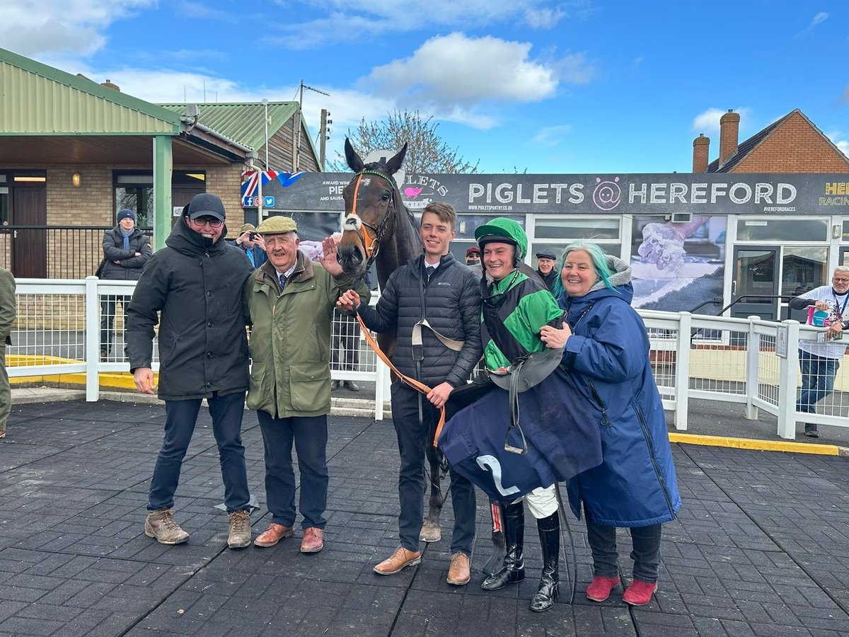 RACE 4 RESULT - Try @TheRacingApp This Afternoon Fillies' Junior NH Hurdle 🥇 Ask Me Another 🥈 Rockola 🥉 Crystal Glance Jockey: Charlie Price Trainer: @RobbieLlew Owners: Martin Redman & Maurice Thomas