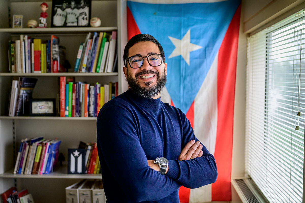 How can social media help with disaster preparedness and recovery? 🎒🔋⛑️🥫

#ILLINOIS Omar Perez's research uncovers how social media can be used as a useful tool to marginalized communities during extreme weather.  ▶️ go.illinois.edu/HurricaneMaria