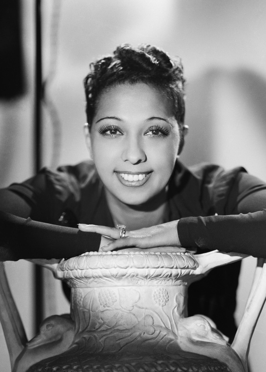 #lafemmeillustredujour 12 avril 1975, Joséphine Baker s’éteint à Paris. Chanteuse, danseuse, meneuse de revue, agent du contre-espionnage pendant la Deuxième Guerre mondiale et mère de 12 enfants adoptés, sa vie tient du roman entre audace, héroïsme, joie et générosité. #humanité