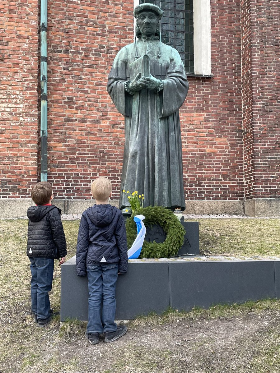 Origins of ”sauna”! Today 🇫🇮celebrates Finnish Language Day and Mikael Agricola Day. Agricola, ”The Father of literary Finnish” (1510-1557), was a clergyman who translated New Testament into Finnish in 1548. In the picture my sons are paying their respects to Agricola in Turku.