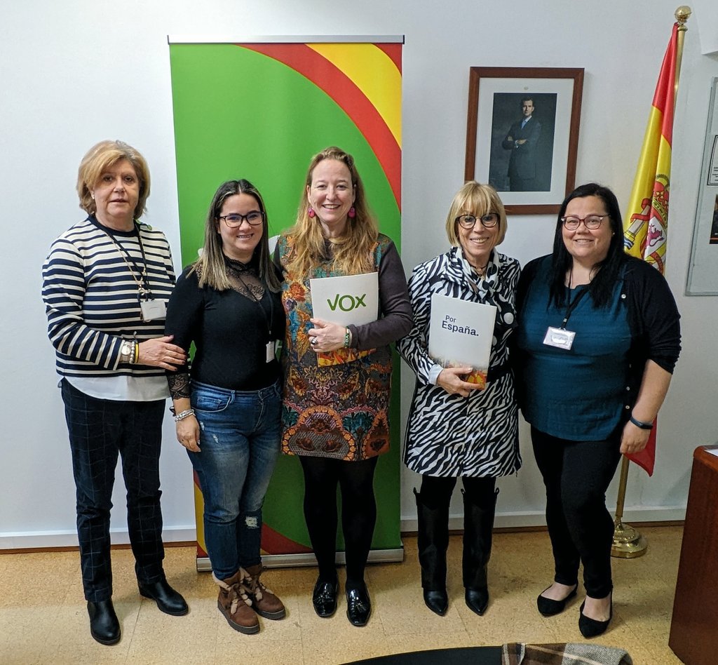 Reunidos con la plataforma 'Nuestro corazón por bandera', defensora de los derechos de @guardiacivil y @policia, @NatiP_ParlaCan y nuestra portavoz @LeticiaDiazR, han aprovechado para firmar su manifiesto. Y te animamos a hacerlo, aquí tienes su enlace: forms.gle/ZotN8aAAu13m7n…