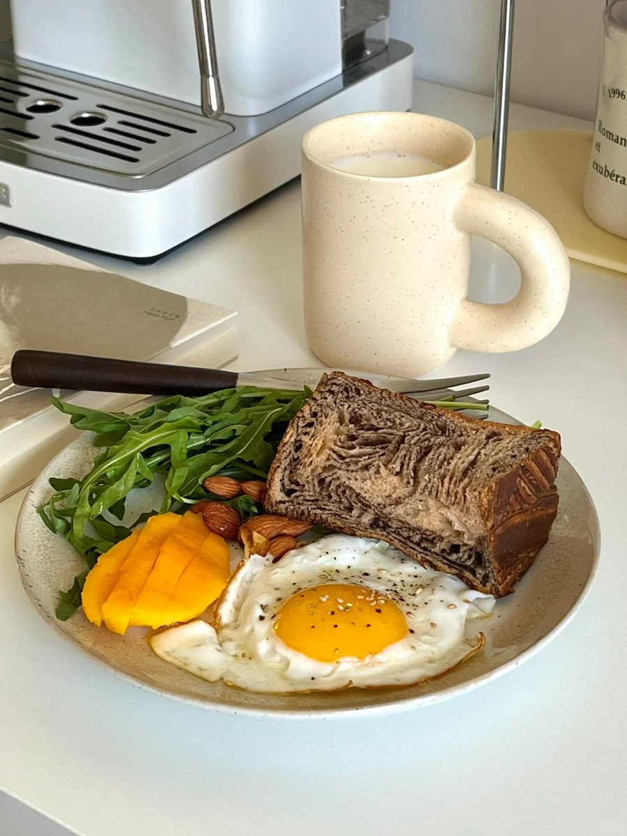 SyKangCoo's tweet photo. It's almost lunch time and my breakfast has just begun😅 https://t.co/5wUXwuflqv