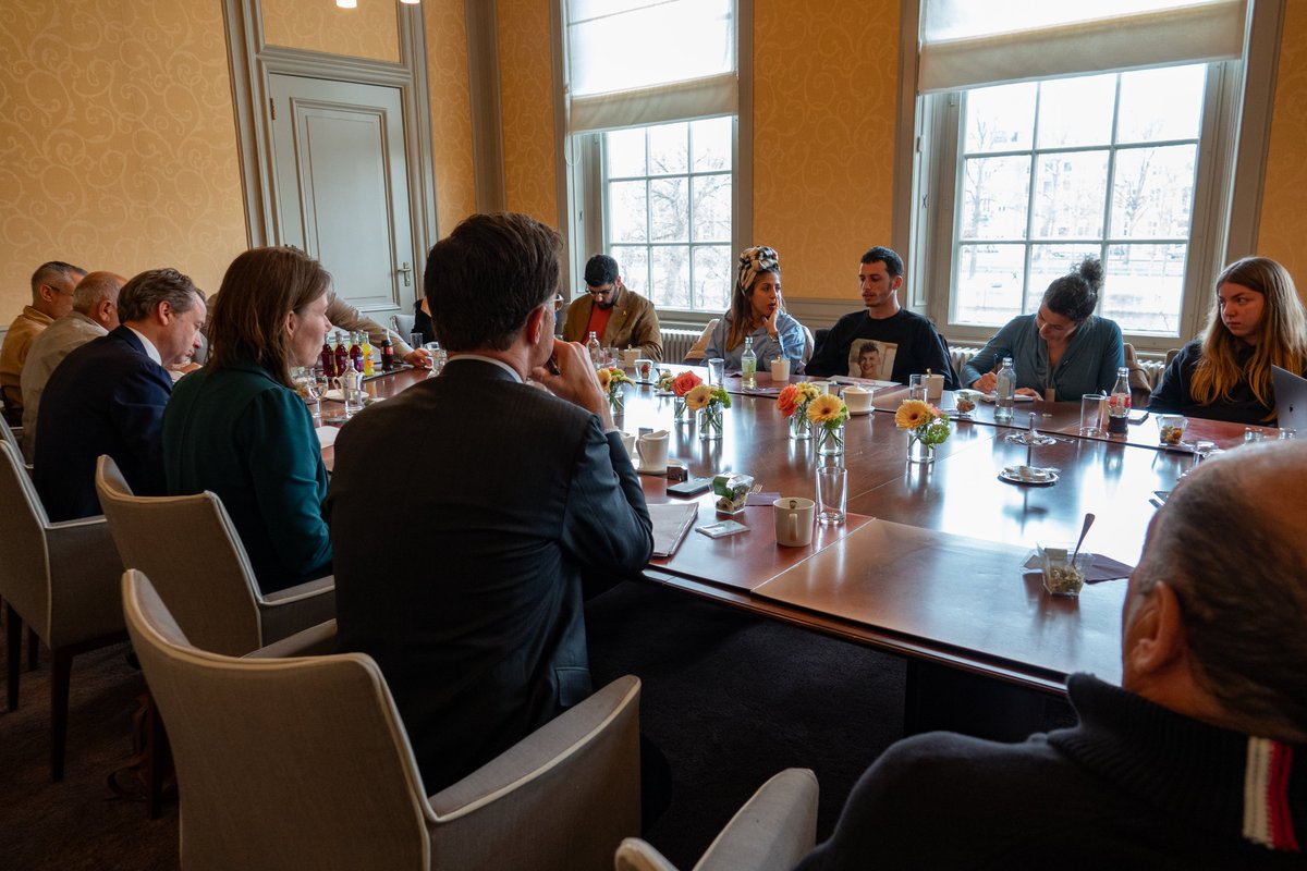 Een halfjaar na de aanval van Hamas leven de familieleden van gegijzelden nog altijd in grote onzekerheid en met veel verdriet en boosheid over het lot van hun geliefden. Samen met minister @HankeBruinsSlot sprak ik vanmiddag met een groep familieleden. De verhalen en ervaringen…