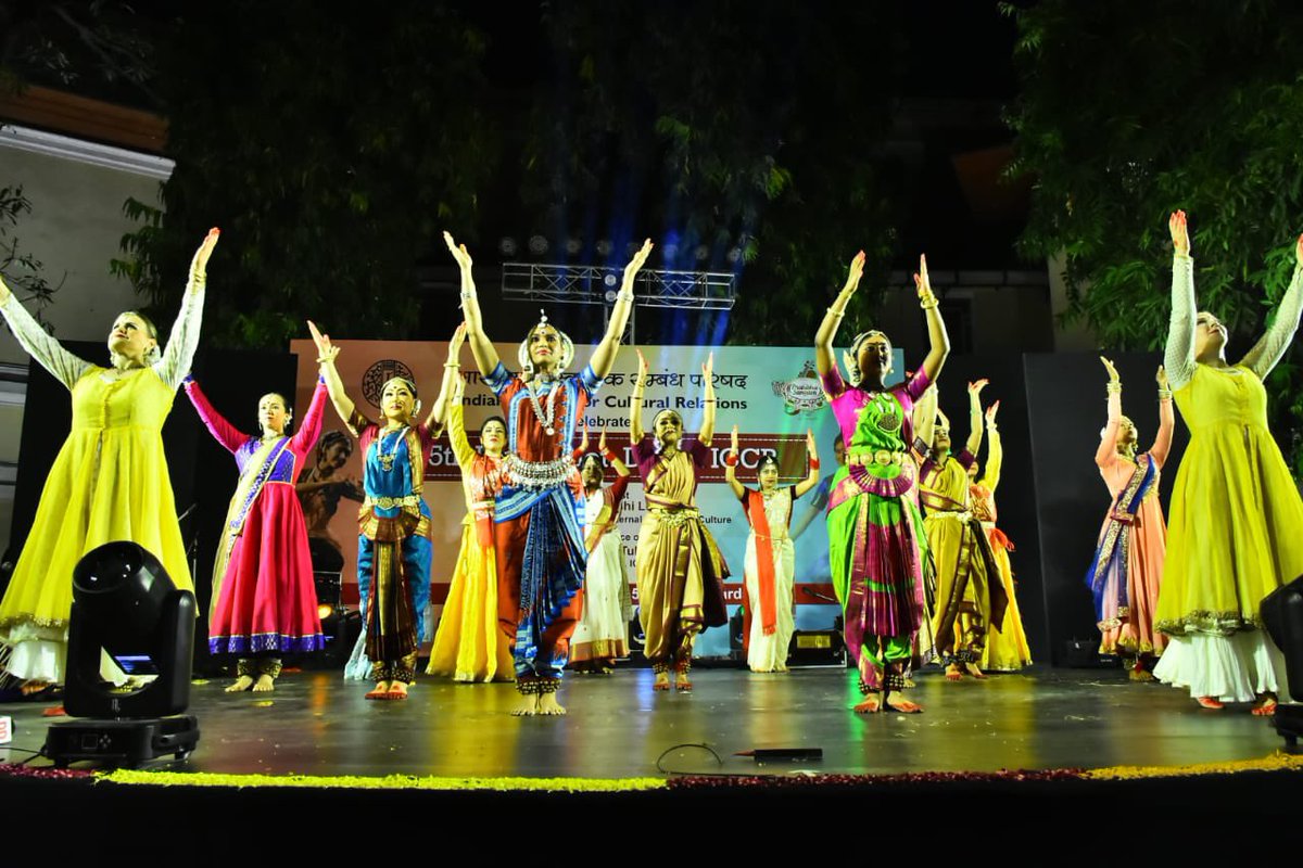 Glimpses of the captivating dance performances by the talented winners of the 2nd Pratibha Sangam competition and ICCR scholars as they unite for a mesmerizing grand finale! #PratibhaSangam #CulturalExtravaganza #HappyFoundationDayICCR