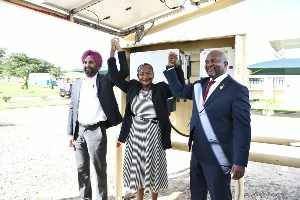 Excited to preside over the commissioning of solar backup system at Parliament Bldg in Lilongwe. It's a $50k grant from International Solar Alliance & Mw Govt. Phase 1 consists of 25kWp. Phase 2 to follow with 105kWp system. 25kWp saves 44MWh/year, avoids 33 tons CO2 emissions.