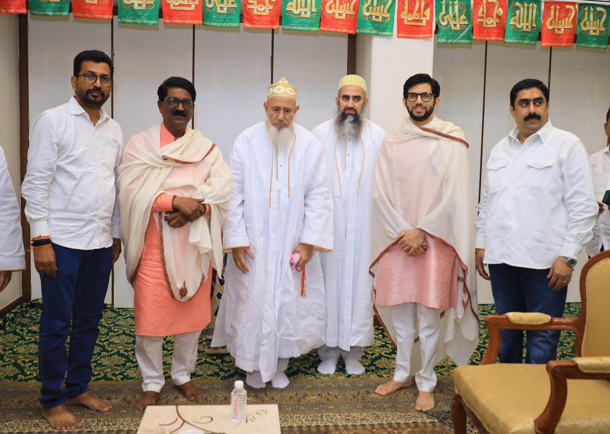 AUThackeray's tweet photo. Today, along with Gudi Padwa, the @Dawoodi_Bohras community celebrates Eid. 

I called upon His Holiness Dr Syedna Mufaddal Saifuddin sahib, the 53rd Dai of the Dawoodi Bohra Community, to seek his blessings and to wish him for Eid and Gudi Padwa. 

Along with HH Syedna sahib, we also met Shehzada Husain Burhanuddin ji, 
Abdulqadir Nooruddin ji 
at Badri Mahal Fort in Mumbai 

I was accompanied by @AGSawant ji, @AmolGKirtikar ji, @SDPatil_16 ji today. Vibhag Pramukh @Shinde221 ji,  @GaneshSanap224 ji and @RupeshKadam03 were present too.