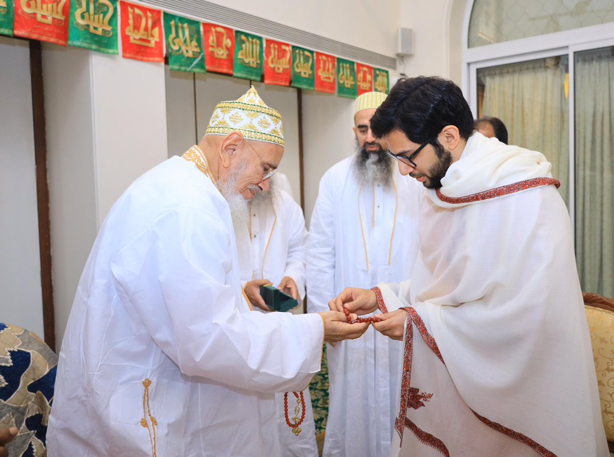 AUThackeray's tweet photo. Today, along with Gudi Padwa, the @Dawoodi_Bohras community celebrates Eid. 

I called upon His Holiness Dr Syedna Mufaddal Saifuddin sahib, the 53rd Dai of the Dawoodi Bohra Community, to seek his blessings and to wish him for Eid and Gudi Padwa. 

Along with HH Syedna sahib, we also met Shehzada Husain Burhanuddin ji, 
Abdulqadir Nooruddin ji 
at Badri Mahal Fort in Mumbai 

I was accompanied by @AGSawant ji, @AmolGKirtikar ji, @SDPatil_16 ji today. Vibhag Pramukh @Shinde221 ji,  @GaneshSanap224 ji and @RupeshKadam03 were present too.