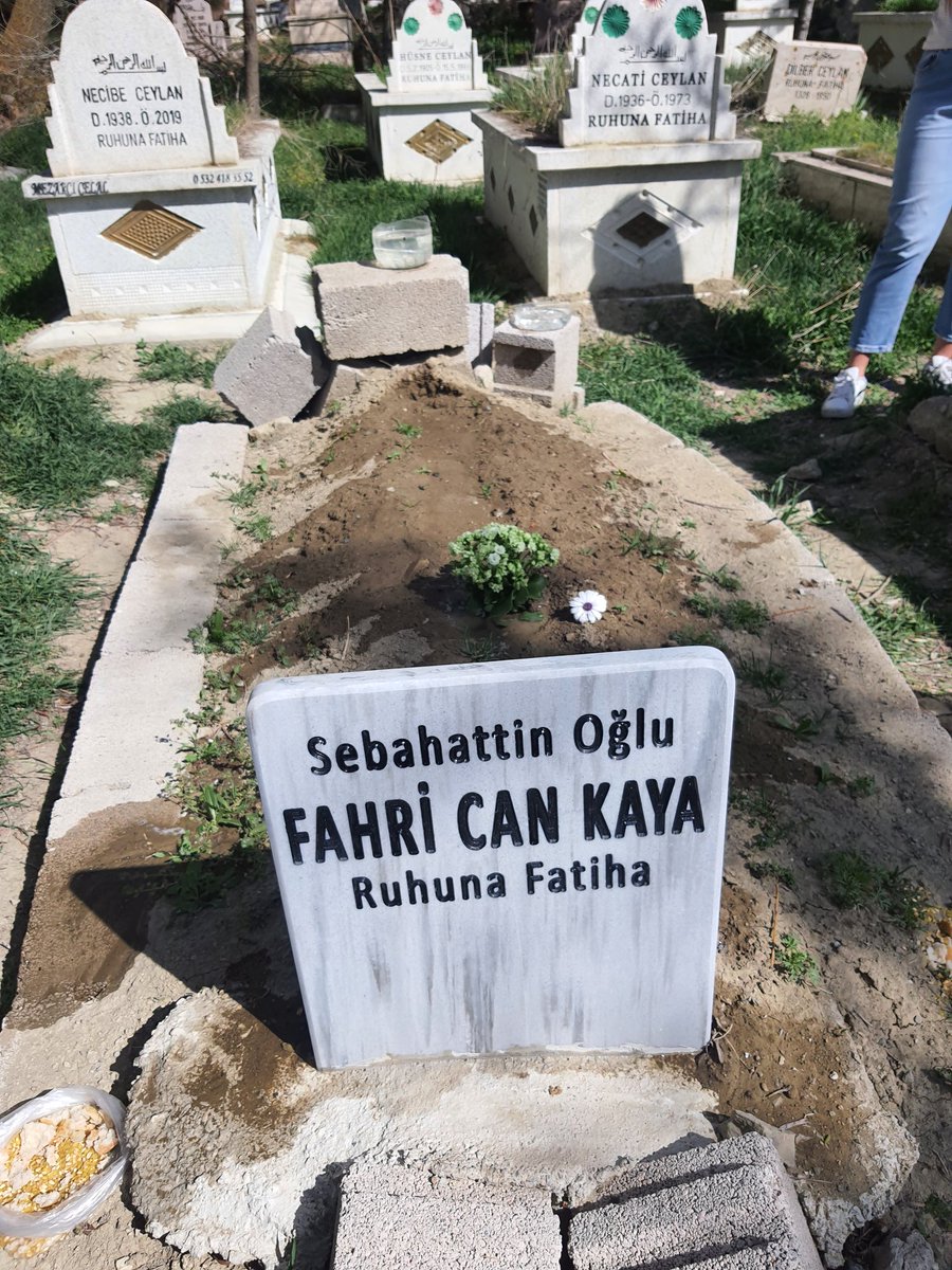 Aklımdasın
En saklımdasın hala
Öylece ortada duran..