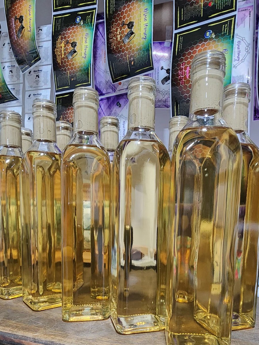 Lots and lots of bottling going on! Today is Honey Lavender. Just look at that golden clarity! Lehua Blossom honey from none other than @shawn_dahoneyman, vanilla beans, and local #lavender blossoms. She's earned 4 Gold 🏅and 2 🥈 in just under 2 years. #shegood