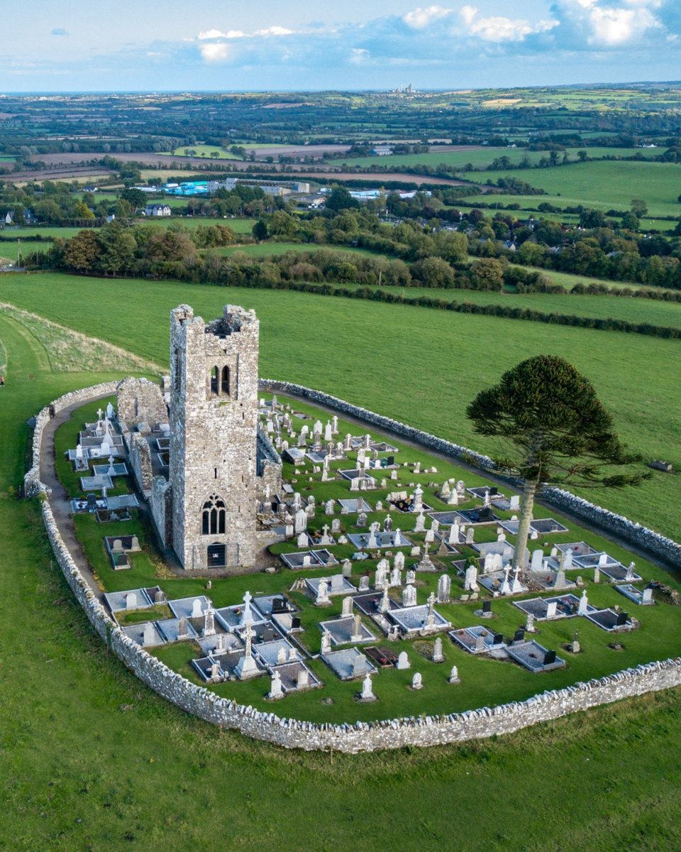 Did you know? 👀 St Patrick once betrayed the king by lighting a Paschal fire on The Hill of Slane, defying the King's ceremonial fire on The Hill of Tara! His defiance & devotion surprisingly impressed the king! 👑 📸 aart_jonkers [IG] #KeepDiscovering #IrelandsAncientEast