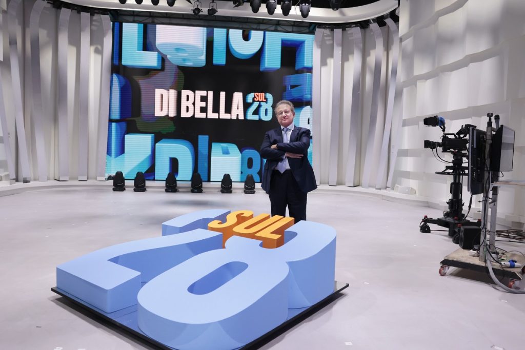 🔴Domani #10aprile ore 20.50 su #Tv2000 il giornalista Antonio Di Bella conduce ‘#DiBellasul28’ 👉Appuntamento settimanale con #attualità, #collegamenti, #reportage, #sondaggi 🔸#MontecitorioSelfie di @AugustoCantelmi @AntDiBella @vinmorgante