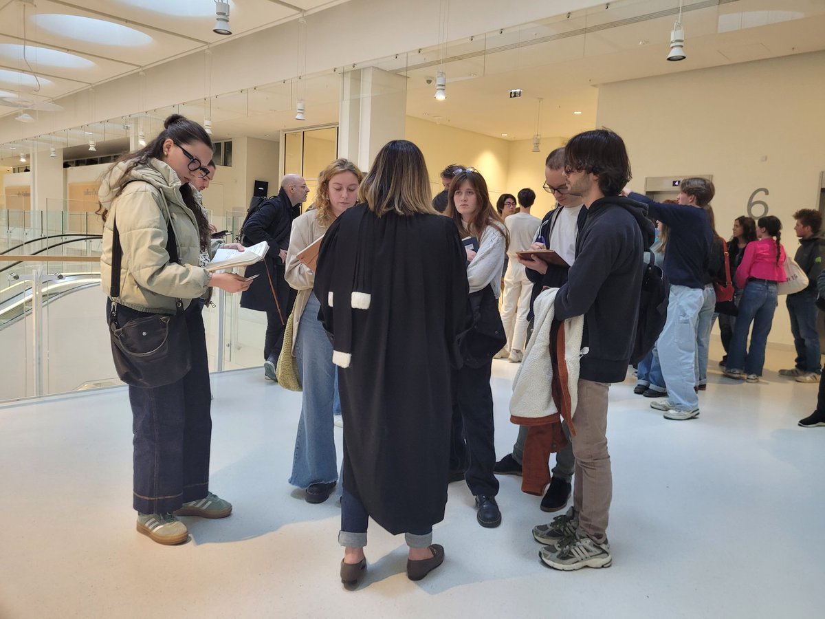 ChDouard's tweet photo. Nos étudiants de @UnivParis8 s'entretiennent avec l'avocate de l'accusé monsieur Killian K. #altmagazine #tribunaldeparis https://t.co/uZYqPS50fI